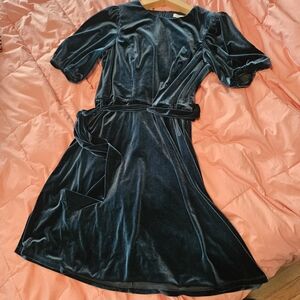 Elegant Velvet Dress in Emerald Green NWOT